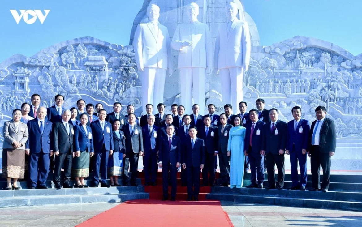 vietnamese and lao pms plant tree at laos-vietnam friendship park picture 3