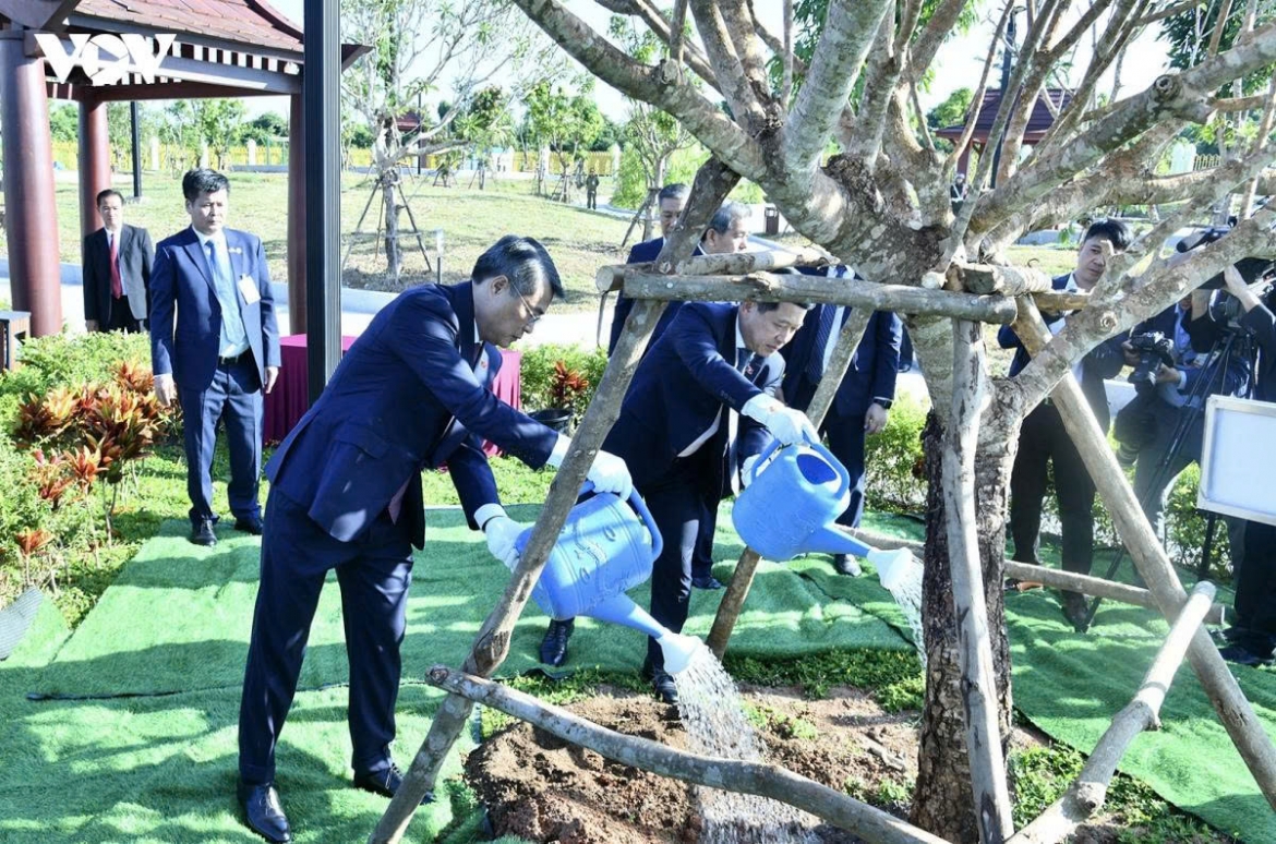 vietnamese and lao pms plant tree at laos-vietnam friendship park picture 5