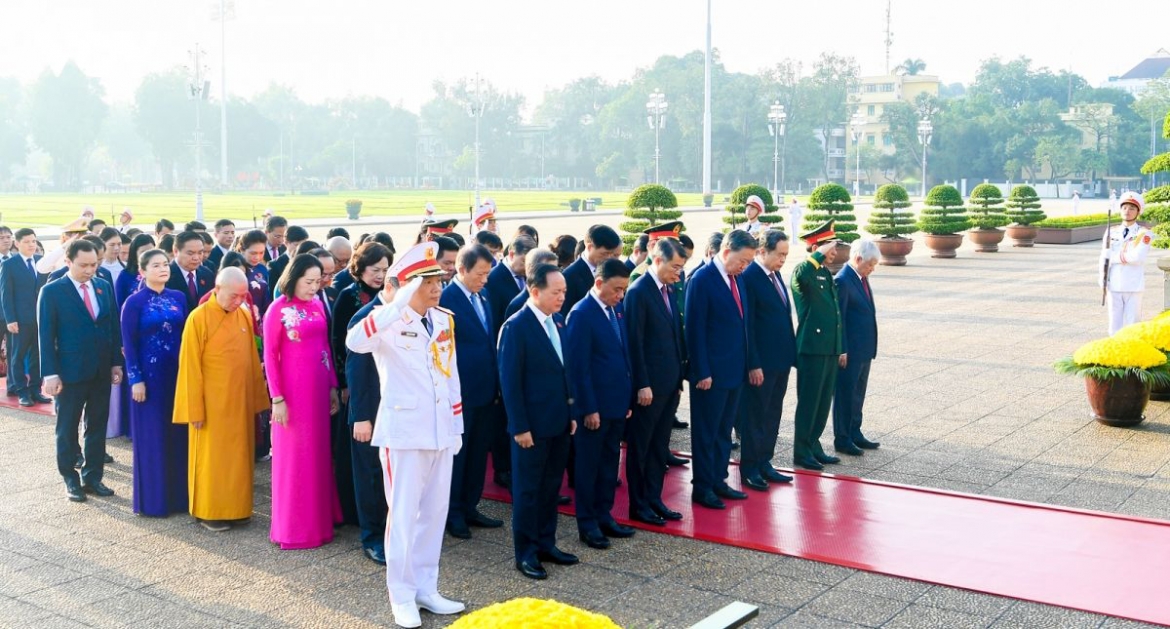 leaders pay tribute to president ho chi minh ahead of national assembly session picture 1