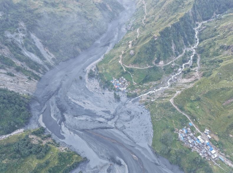 Nepal sơ tán khẩn cấp khi lũ quét cuốn trôi hàng chục ngôi nhà