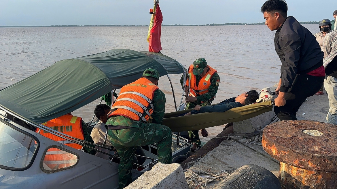 Dua thuyen vien bi nan tren bien vao dat lien hinh anh 1