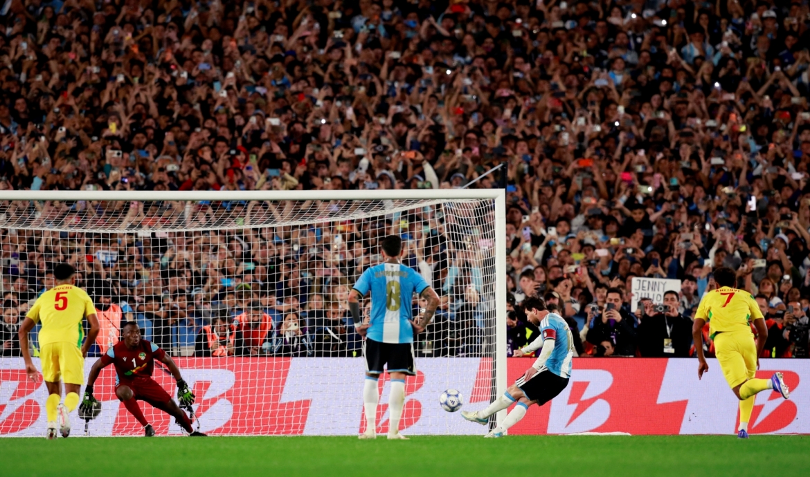 lionel messi vua ghi ban vua kien tao, bat khoc trong tran chia tay Dt argentina hinh anh 10