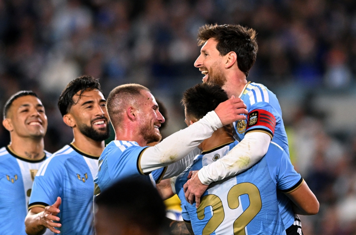 Lionel Messi vừa ghi bàn vừa kiến tạo, bật khóc trong trận chia tay ĐT Argentina