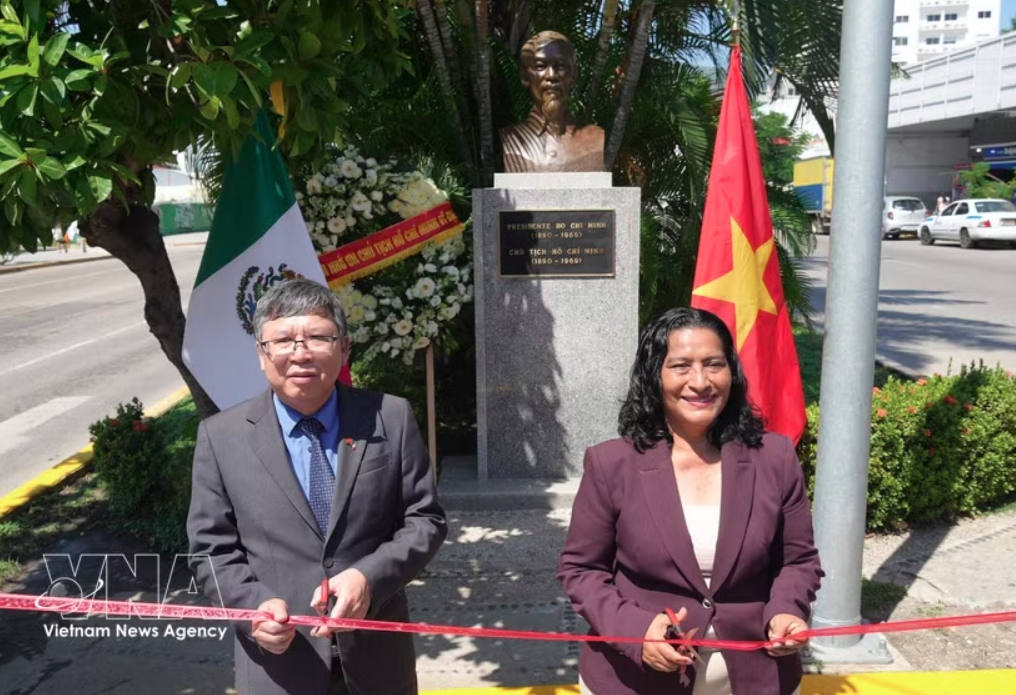 president ho chi minh monument in acapulco symbolises vietnam mexico friendship picture 1