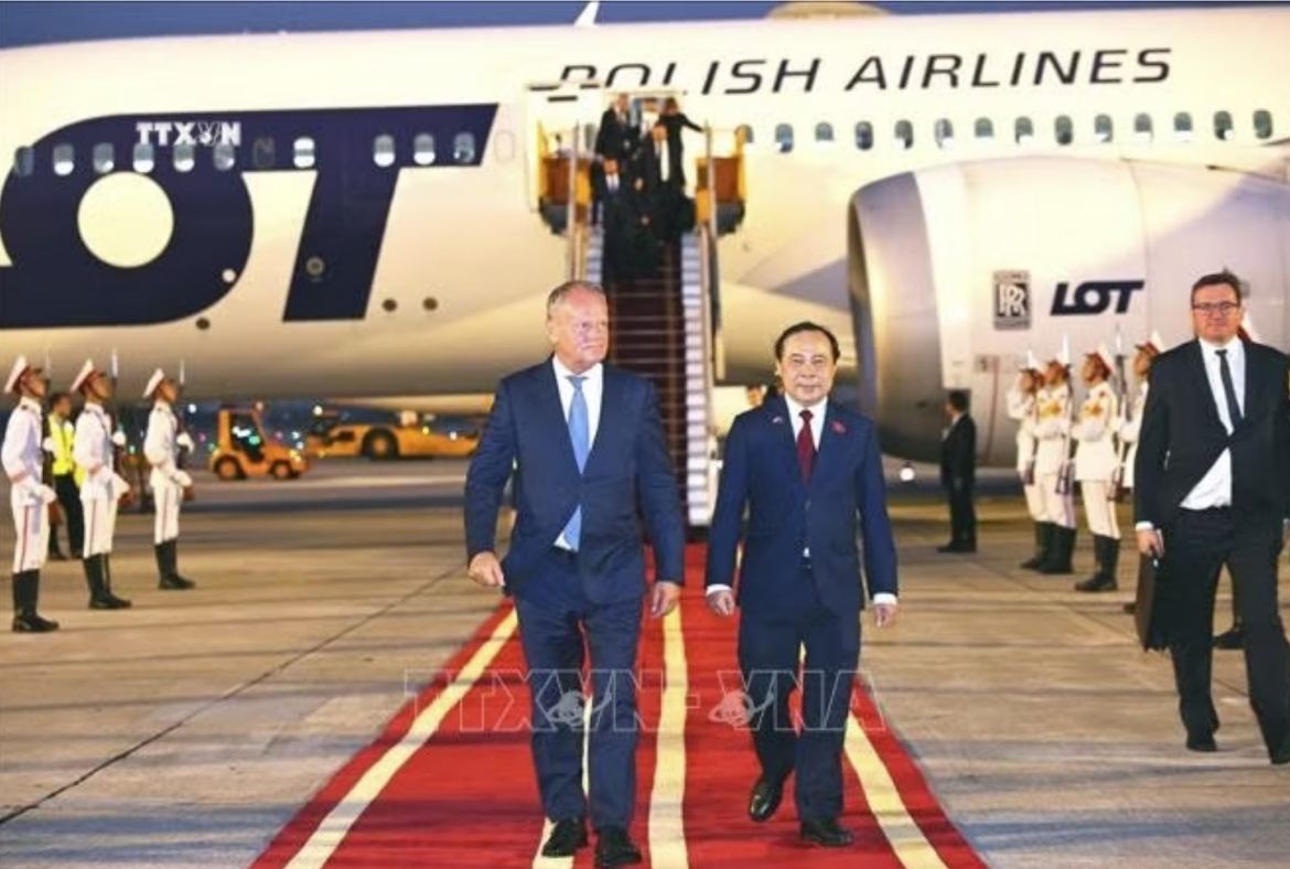 polish pm donald tusk arrives in hanoi for official visit to vietnam picture 1