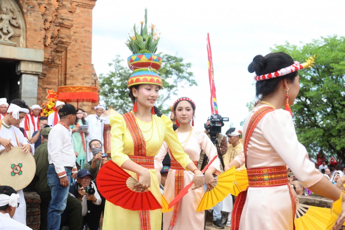 khanh hoa ron rang le hoi kate, bao ton, lan toa sac mau van hoa cham hinh anh 5