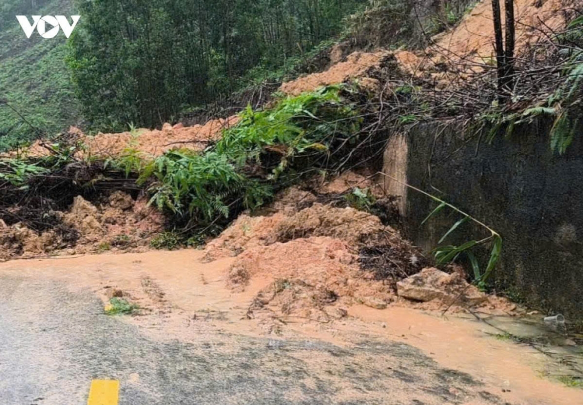 mien trung mua to co noi tren 200mm, nguy co lu quet, sat lo dat hinh anh 1
