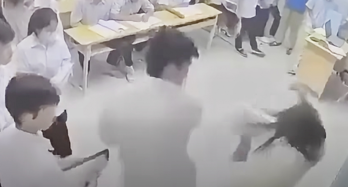 tam giu nam sinh hanh hung co giao ngay trong lop hoc hinh anh 1