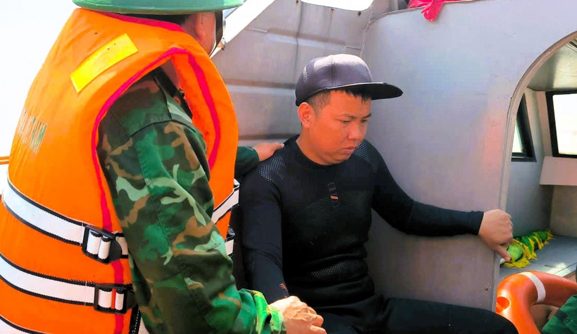 kip thoi cuu vot mot nguoi dan quang tri bi cuon troi tren bien hinh anh 1