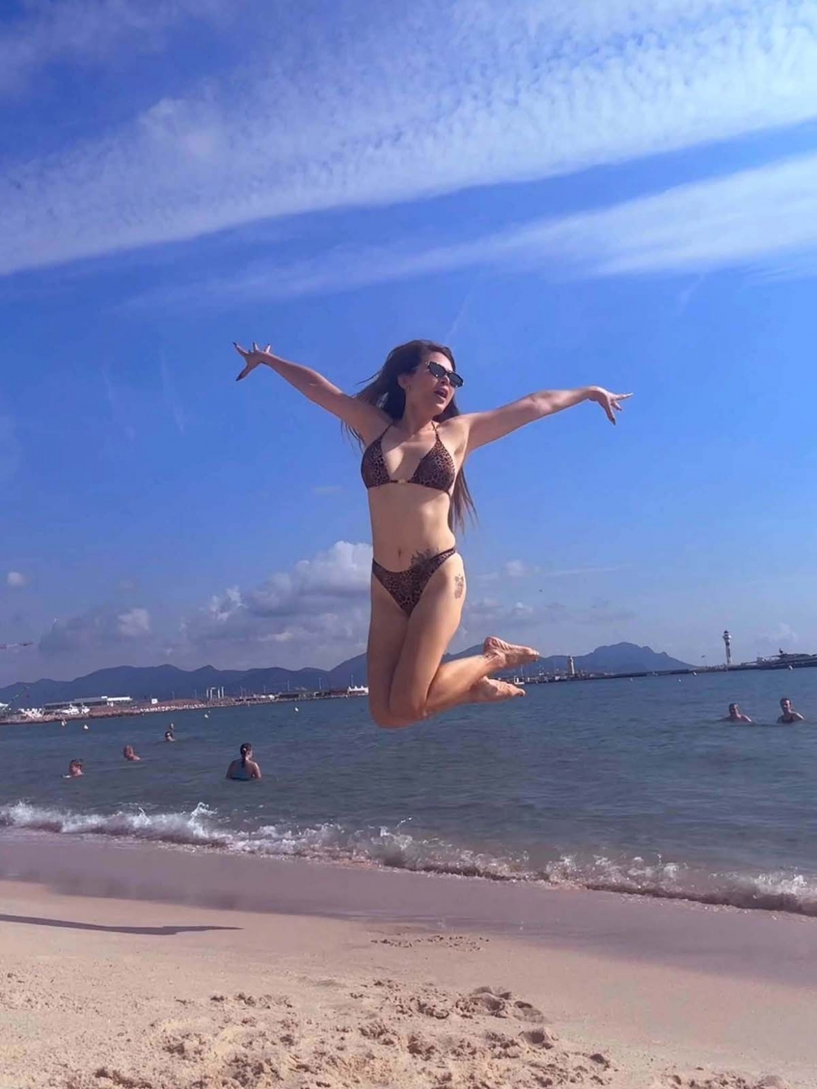sao viet 25 10 hoa hau quynh anh va A hau my anh phai nop phat, bi cam dien hinh anh 10