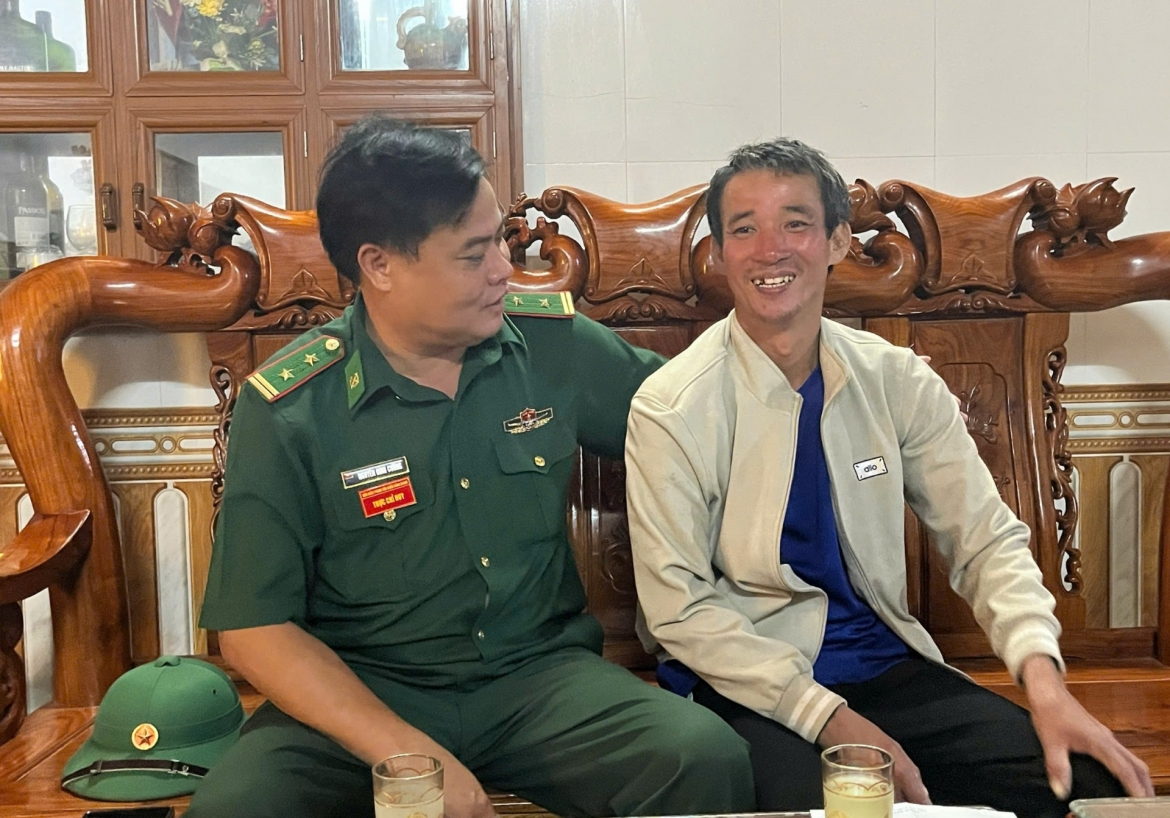 ngu dan mat tich vu chim tau ca tu boi vao bo sau 8 tieng lenh denh tren bien hinh anh 1