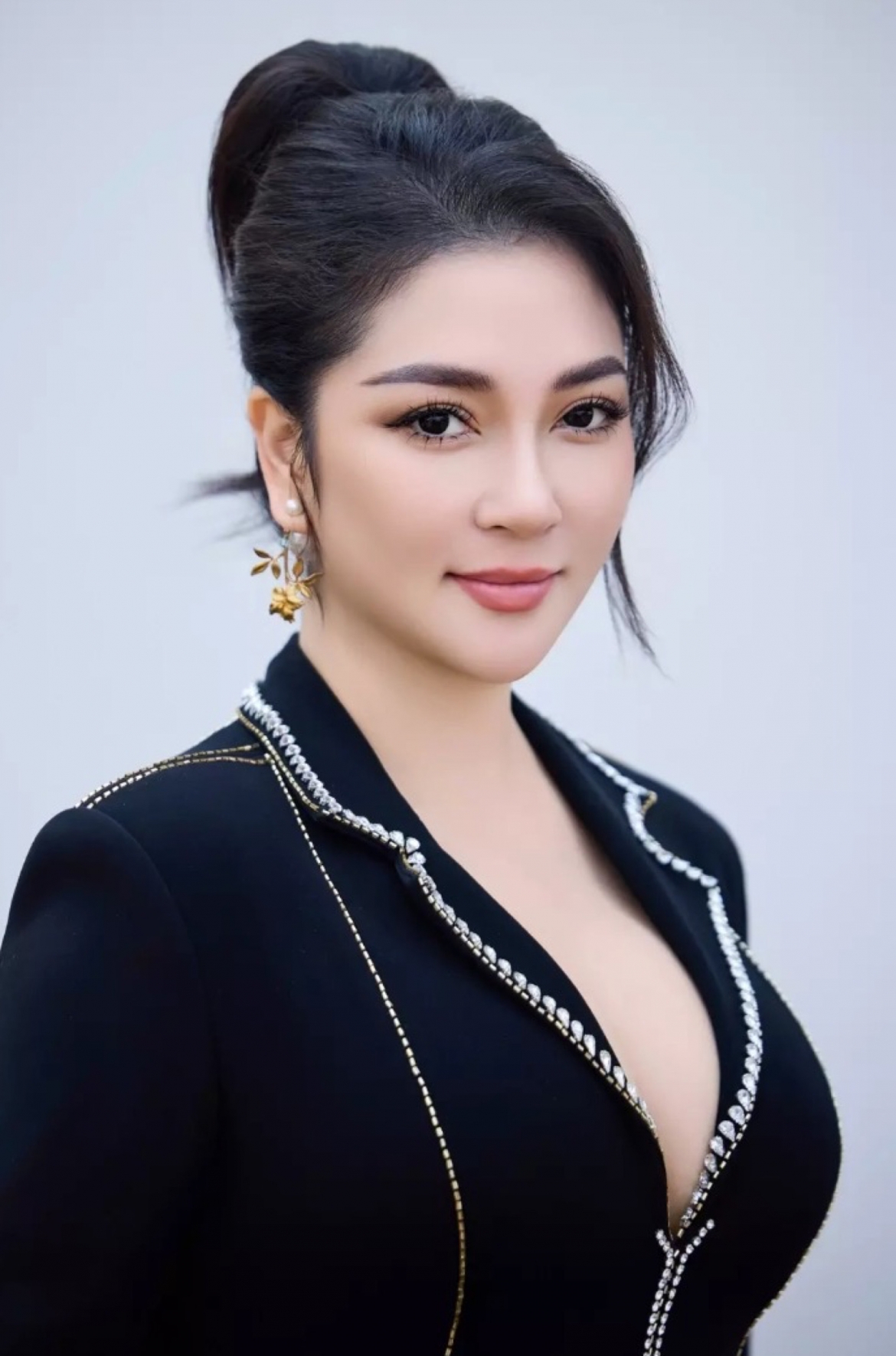 hoa hau viet nam thanh tien si o tuoi 41 lot top 15 miss world, song kin tieng hinh anh 1