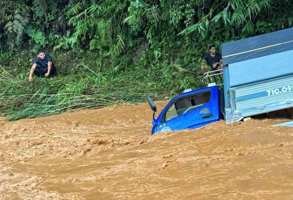 O to tai bi lu cuon troi o Da lat, 3 nguoi may man thoat nan hinh anh 2