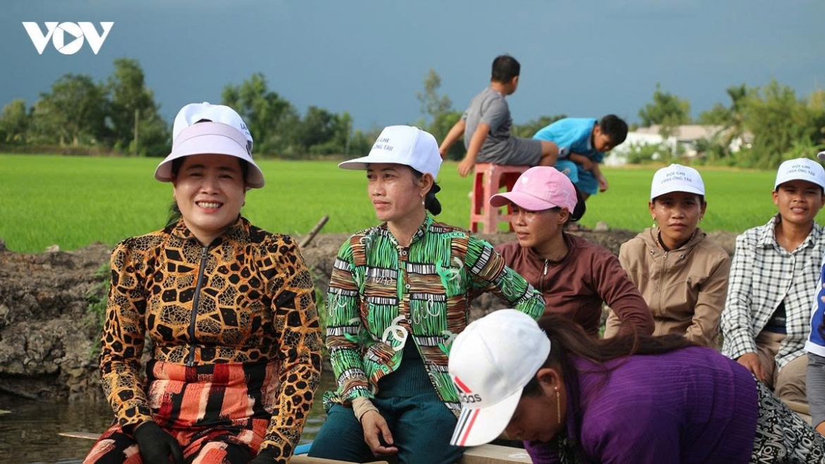 behind oc om boc paddles untold stories of khmer women picture 11