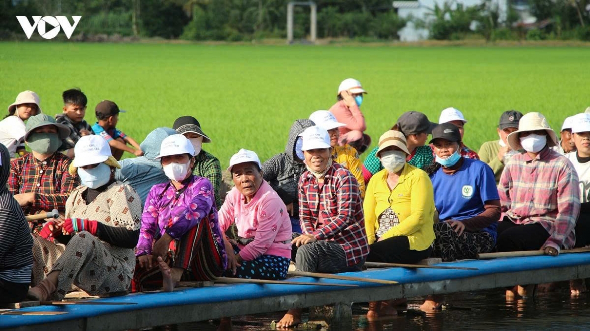 behind oc om boc paddles untold stories of khmer women picture 12