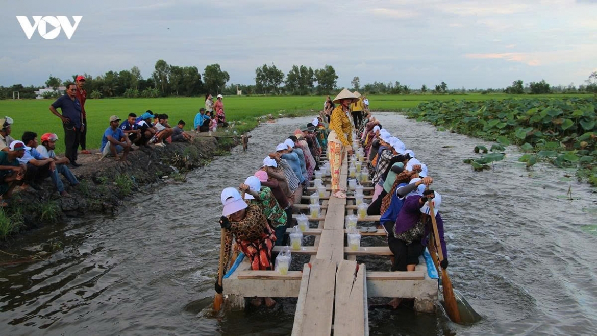 behind oc om boc paddles untold stories of khmer women picture 13