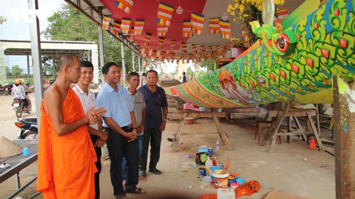 behind oc om boc paddles untold stories of khmer women picture 2