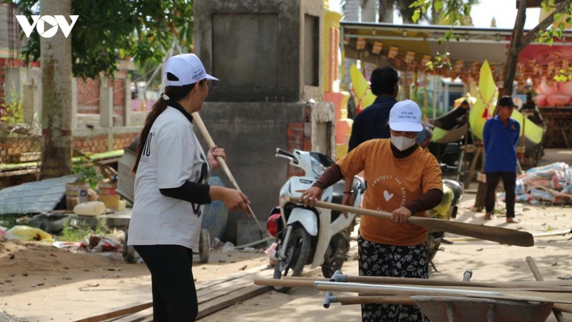 behind oc om boc paddles untold stories of khmer women picture 3