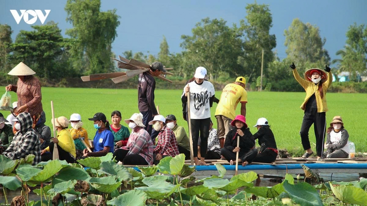 behind oc om boc paddles untold stories of khmer women picture 4