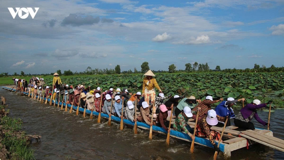 behind oc om boc paddles untold stories of khmer women picture 5
