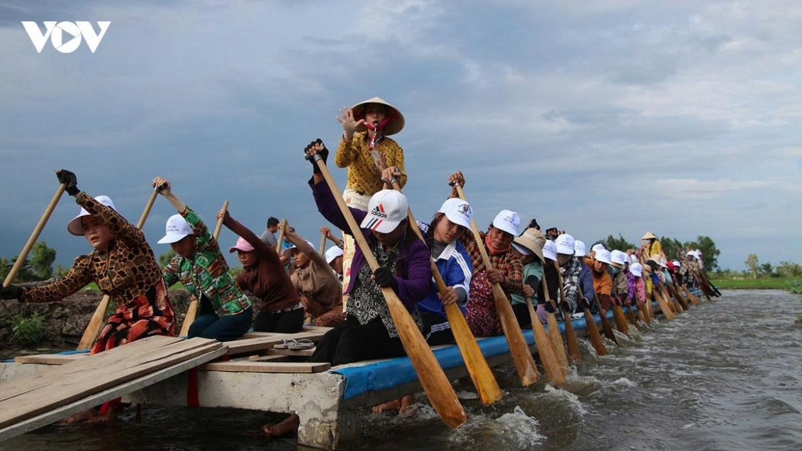 behind oc om boc paddles untold stories of khmer women picture 8