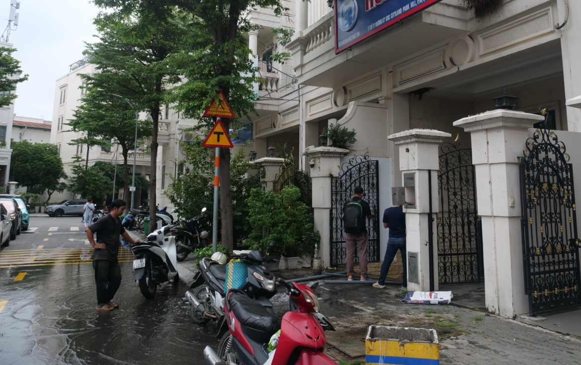 mua lon, nuoc tran vao ham xe nha dan o tp.hcm khien nhieu tai san bi ngap sau hinh anh 2