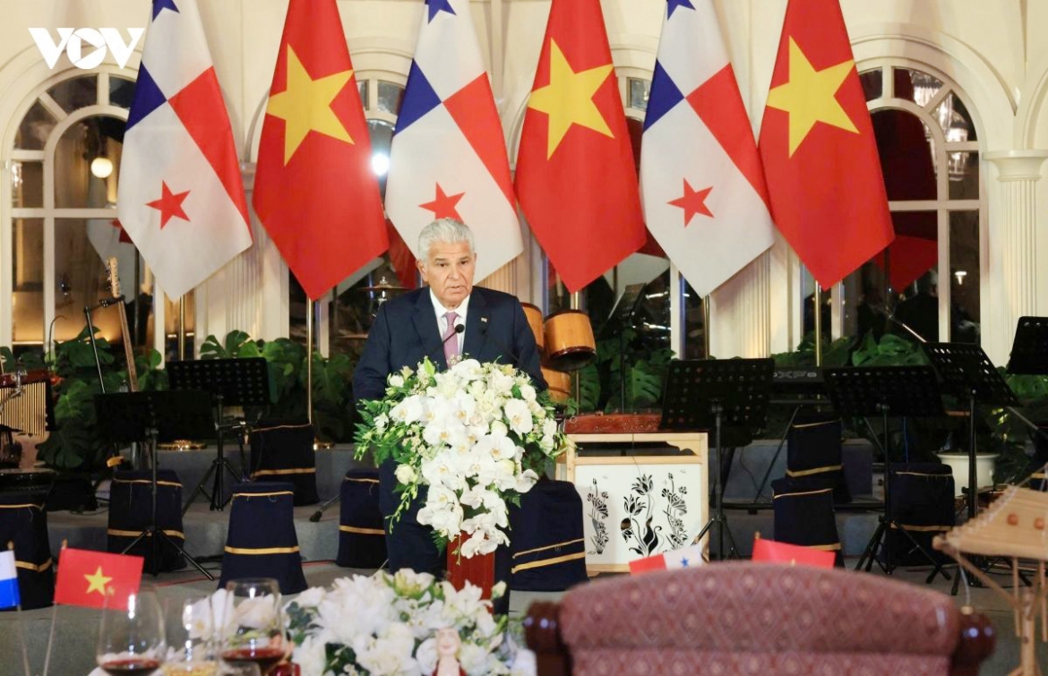 top leader to lam hosts welcome banquet for panamanian president picture 3