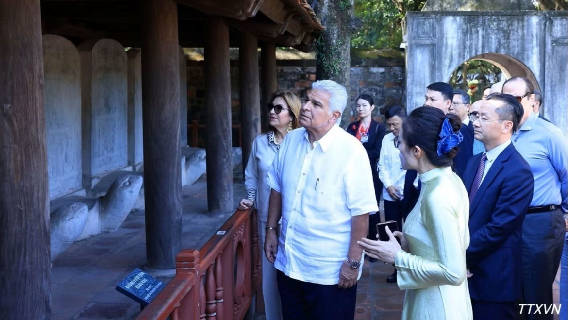 panamanian president jose raul mulino visits temple of literature in hanoi picture 1