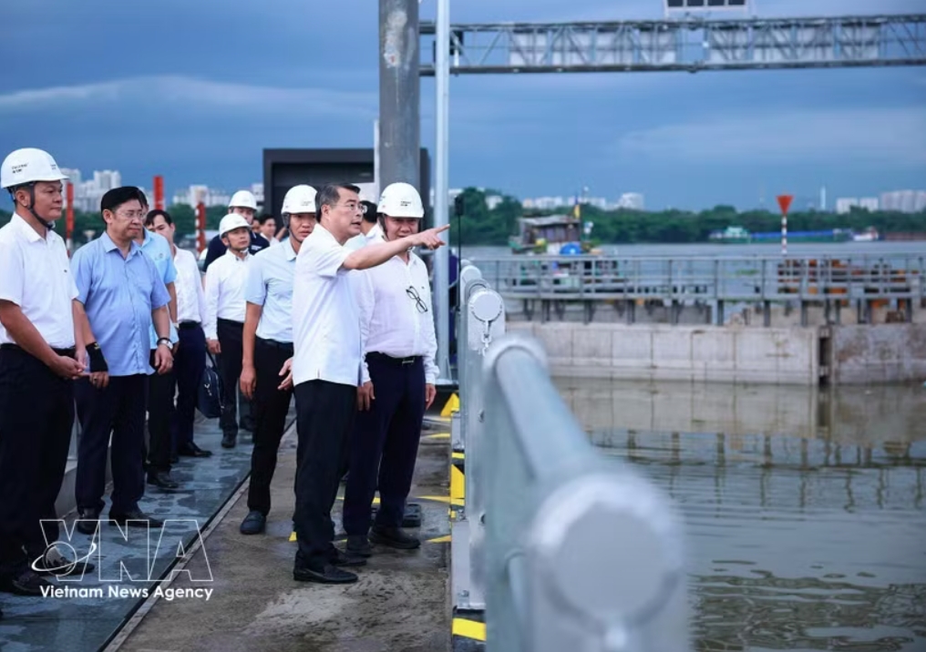 pm inspects key infrastructure projects in ho chi minh city picture 1