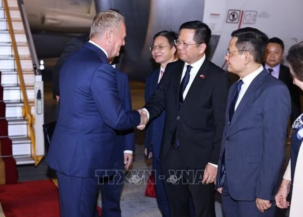 polish pm donald tusk arrives in hanoi for official visit to vietnam picture 2