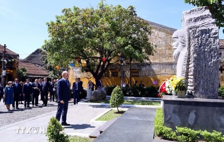 polish prime minister donald tusk visits hoi an ancient town in da nang picture 1