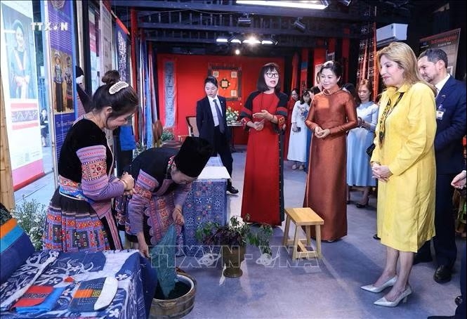 phu nhan tong bi thu, chu tich nuoc to lam va phu nhan tong thong panama tim hieu van hoa cac dan toc viet nam hinh anh 4