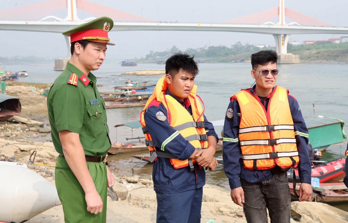 tim thay thi the chau be trong vu hai me con nghi nhay cau o phu tho hinh anh 2