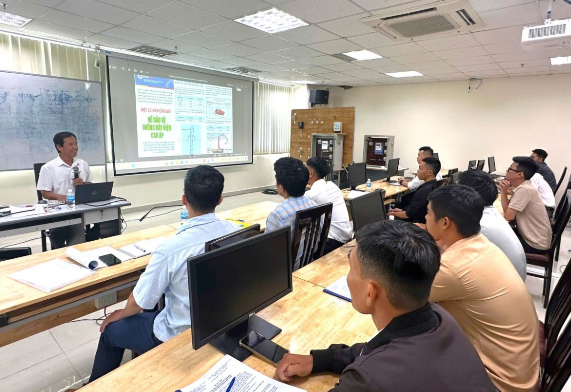 cong ty co phan Dien luc khanh hoa huan luyen an toan cho luc luong cong nhan moi hinh anh 1