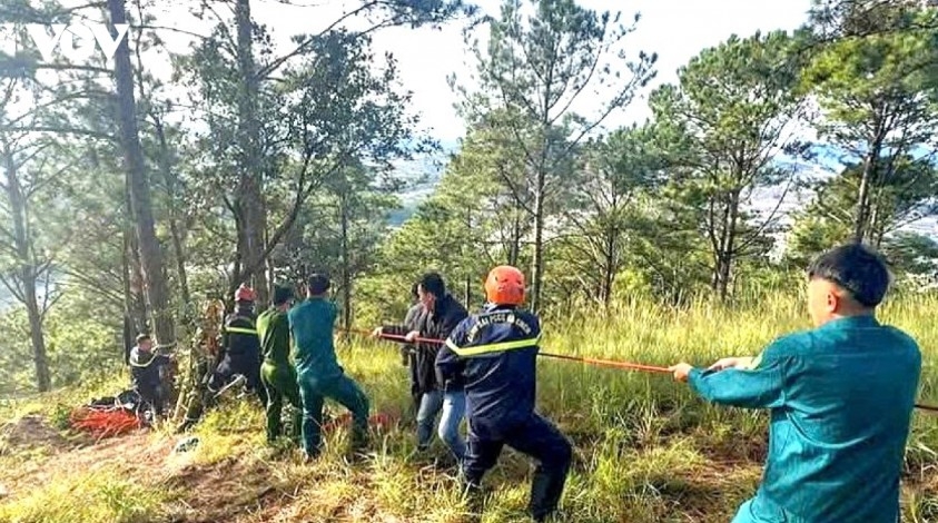 malaysian tourist rescued after falling into 10-meter hole in da lat picture 1