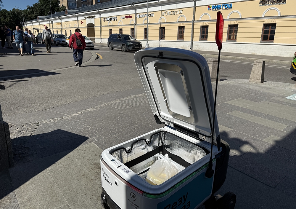 khi robot giao hang o nga chia viec voi con nguoi hinh anh 1