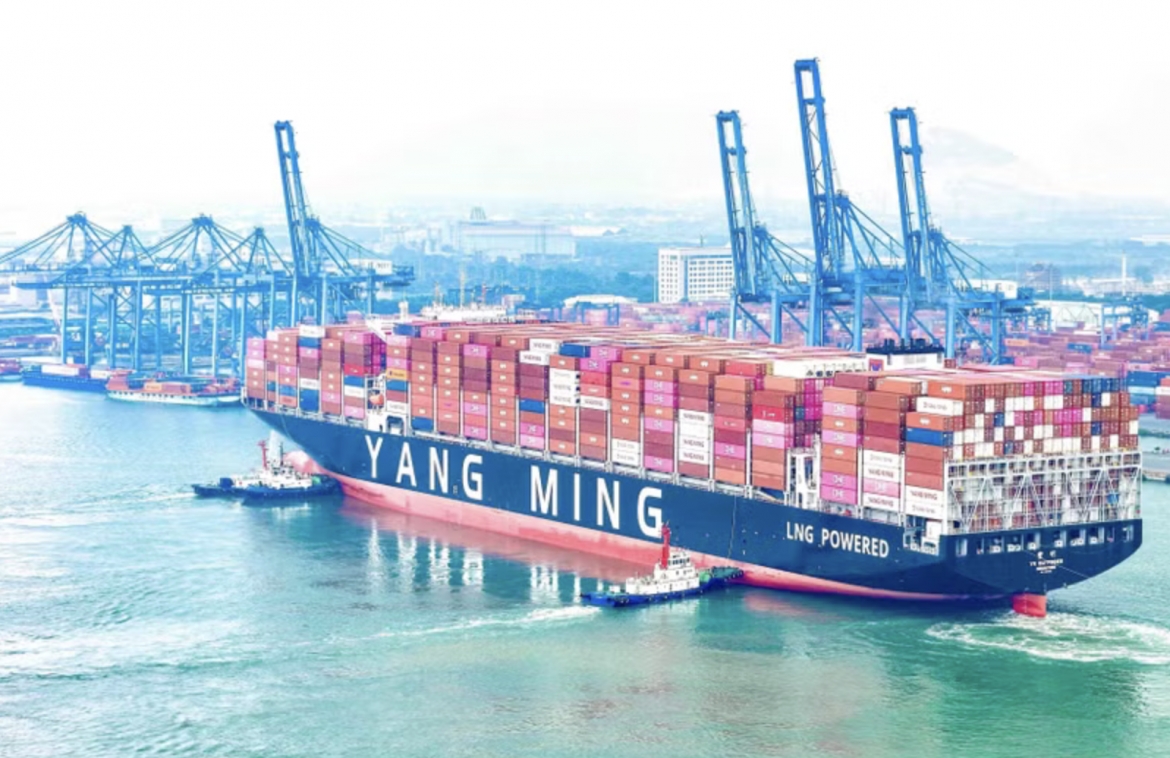 yang ming s container ship makes first call at tan cang - cai mep terminal picture 1