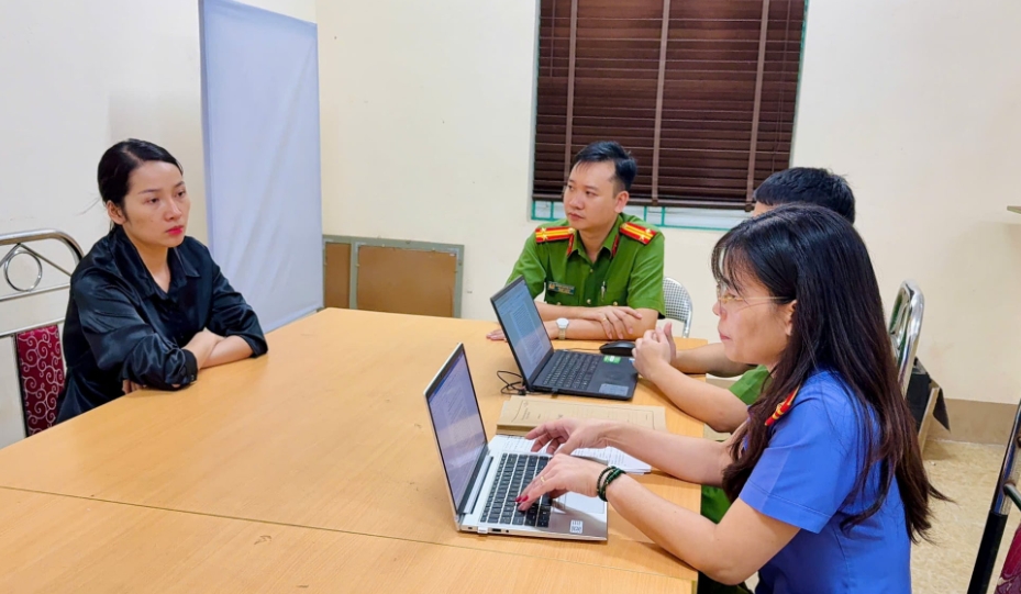 khoi to nu tai xe xe lexus ve chong nguoi thi hanh cong vu hinh anh 1