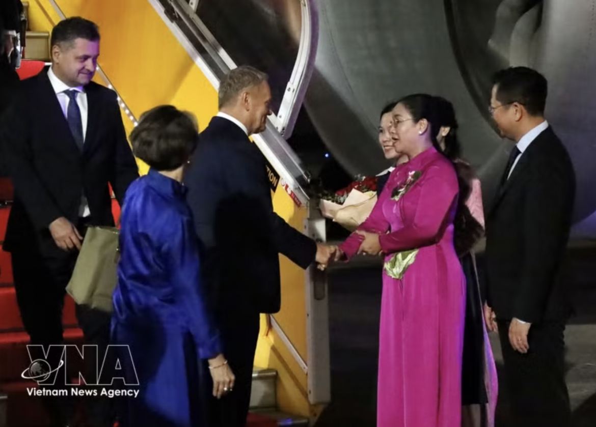 polish pm arrives in da nang, beginning official visit to vietnam picture 1