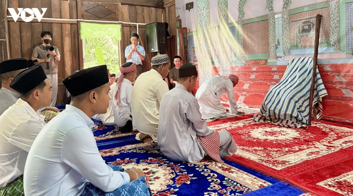 an giang s cham islam culture recreated in hanoi picture 2