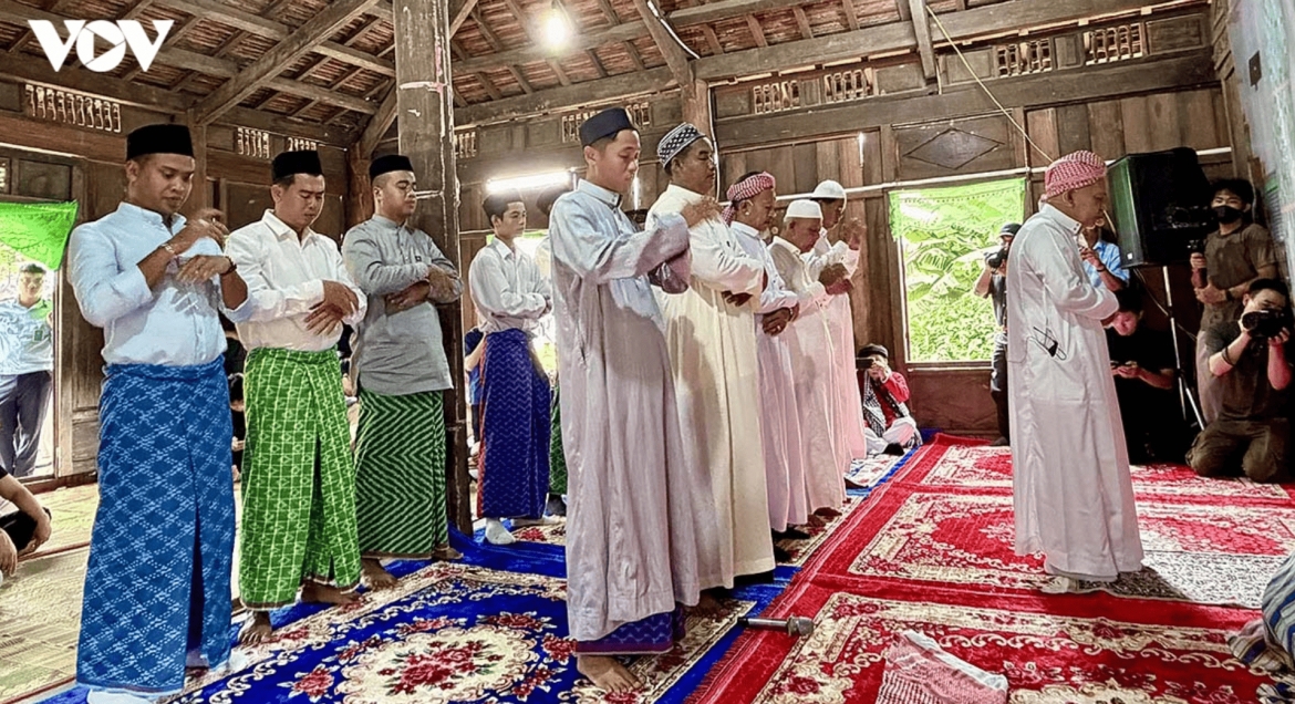 an giang s cham islam culture recreated in hanoi picture 9