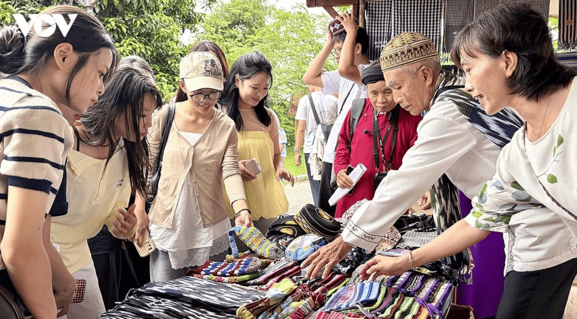an giang s cham islam culture recreated in hanoi picture 12