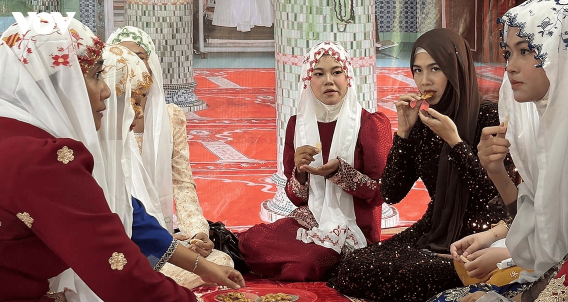 an giang s cham islam culture recreated in hanoi picture 15
