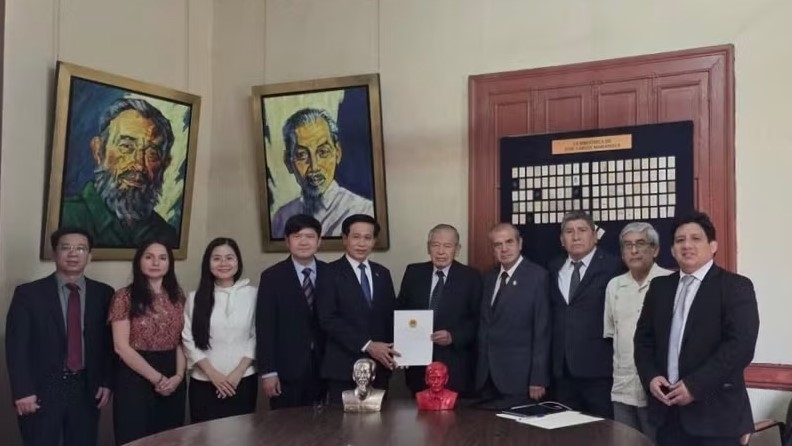 vietnam party delegation visits peru picture 1
