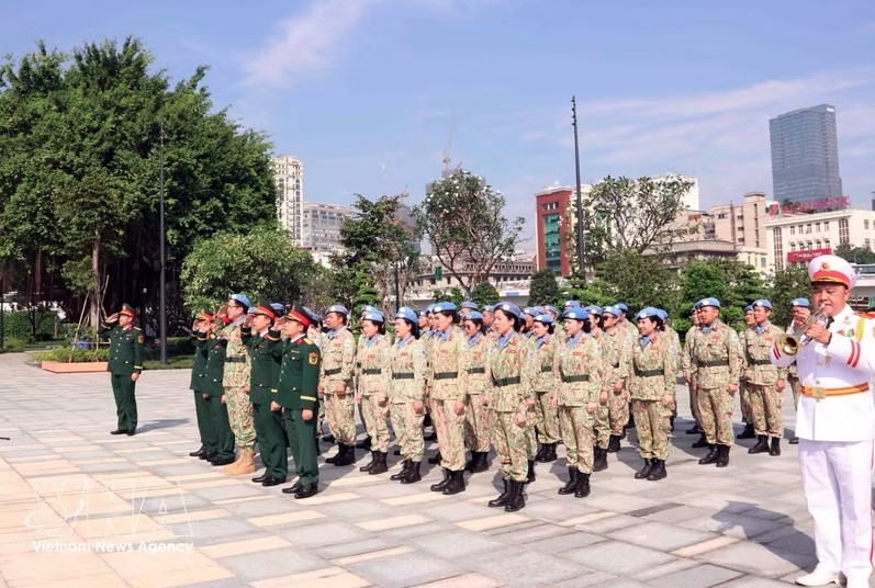 vietnamese peacekeeping force pays tribute to president ho chi minh picture 1