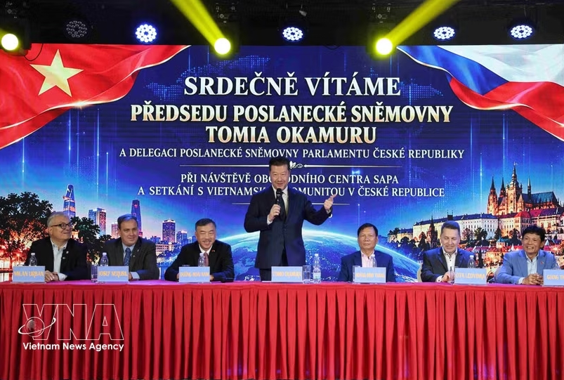 czech lower house speaker visits vietnamese community in prague picture 1