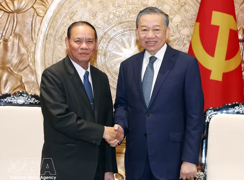 vietnam gives highest priority to developing relations with laos top leader picture 1