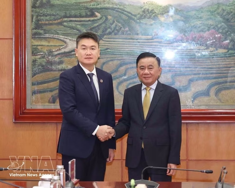 standing member of cpv secretariat receives lao youth delegation picture 1