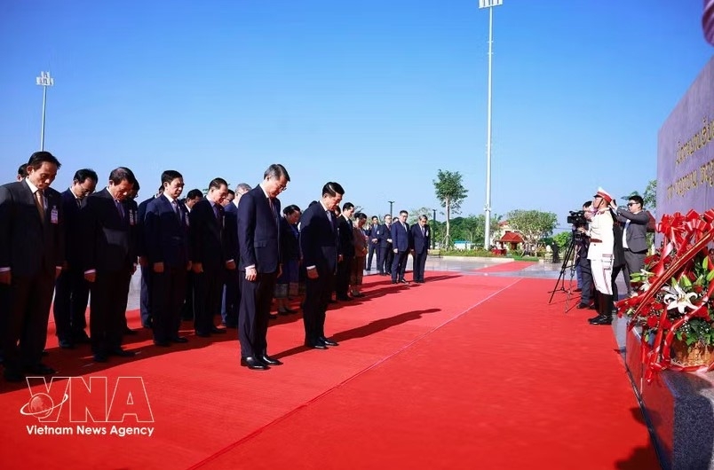 pms pay tribute to late vietnamese, lao leaders in vientiane picture 1