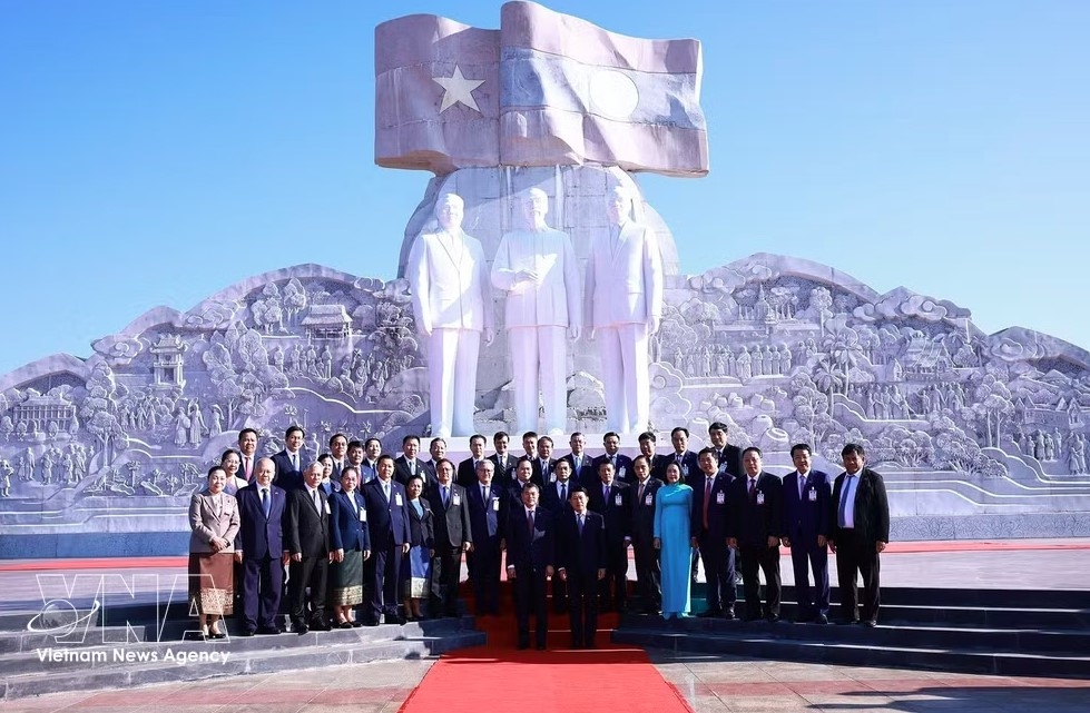 pms pay tribute to late vietnamese, lao leaders in vientiane picture 2